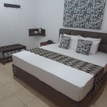 Larn's Villa Hotel&Apartment Wadduwa Esterno foto