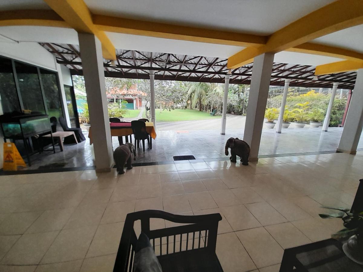 Larn's Villa Hotel&Apartment Wadduwa Esterno foto
