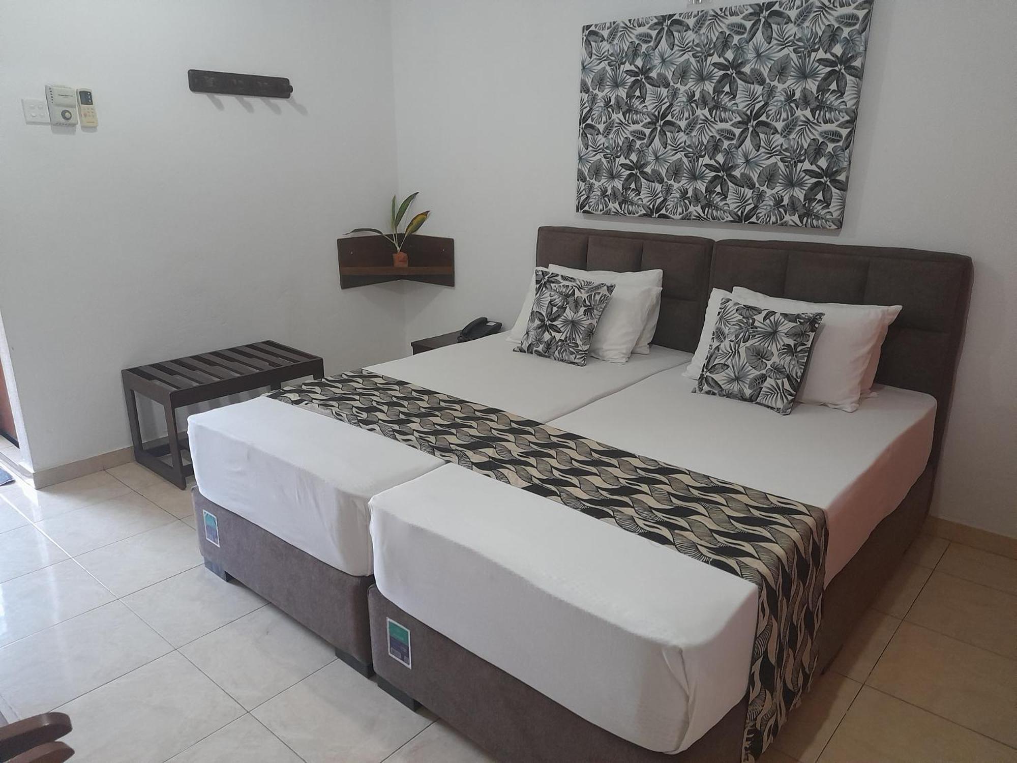 Larn's Villa Hotel&Apartment Wadduwa Esterno foto
