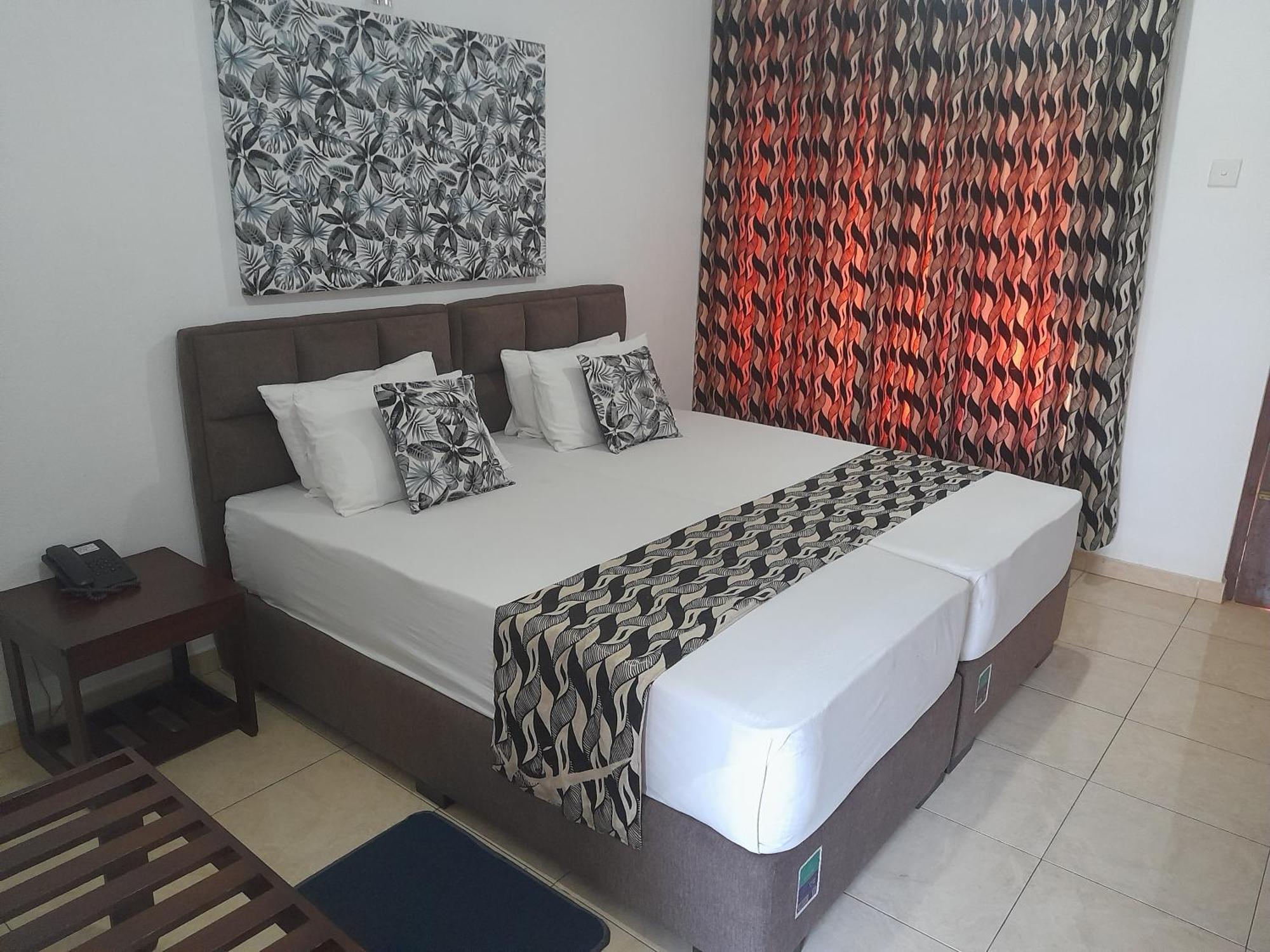 Larn's Villa Hotel&Apartment Wadduwa Esterno foto