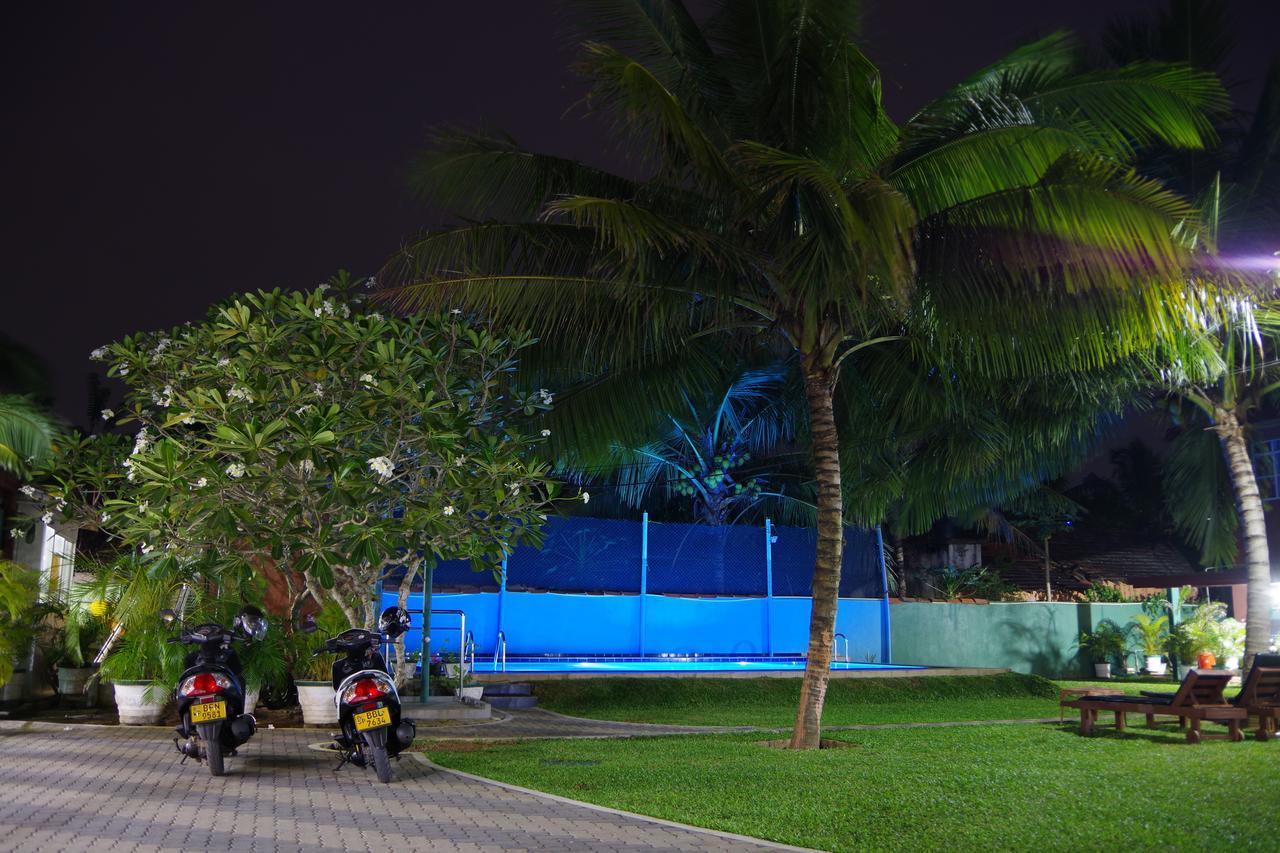 Larn's Villa Hotel&Apartment Wadduwa Esterno foto